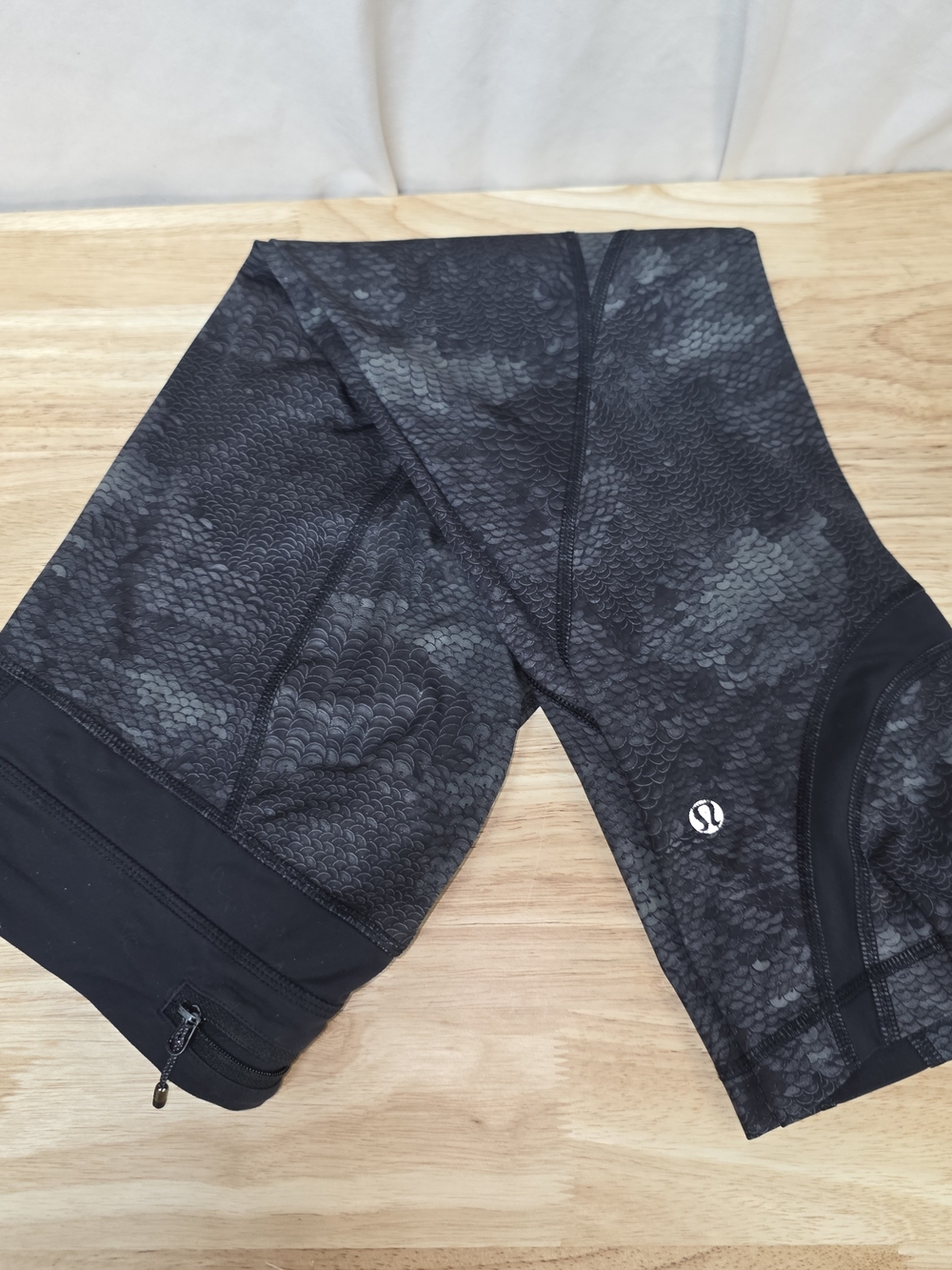 lululemon athletica Black & Charcoal Snakskin Capris